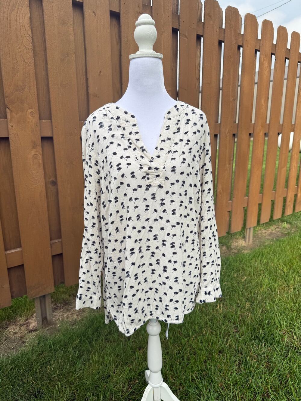 Dalia Split Neck Palm Tree Lightweight Blouse Size Large